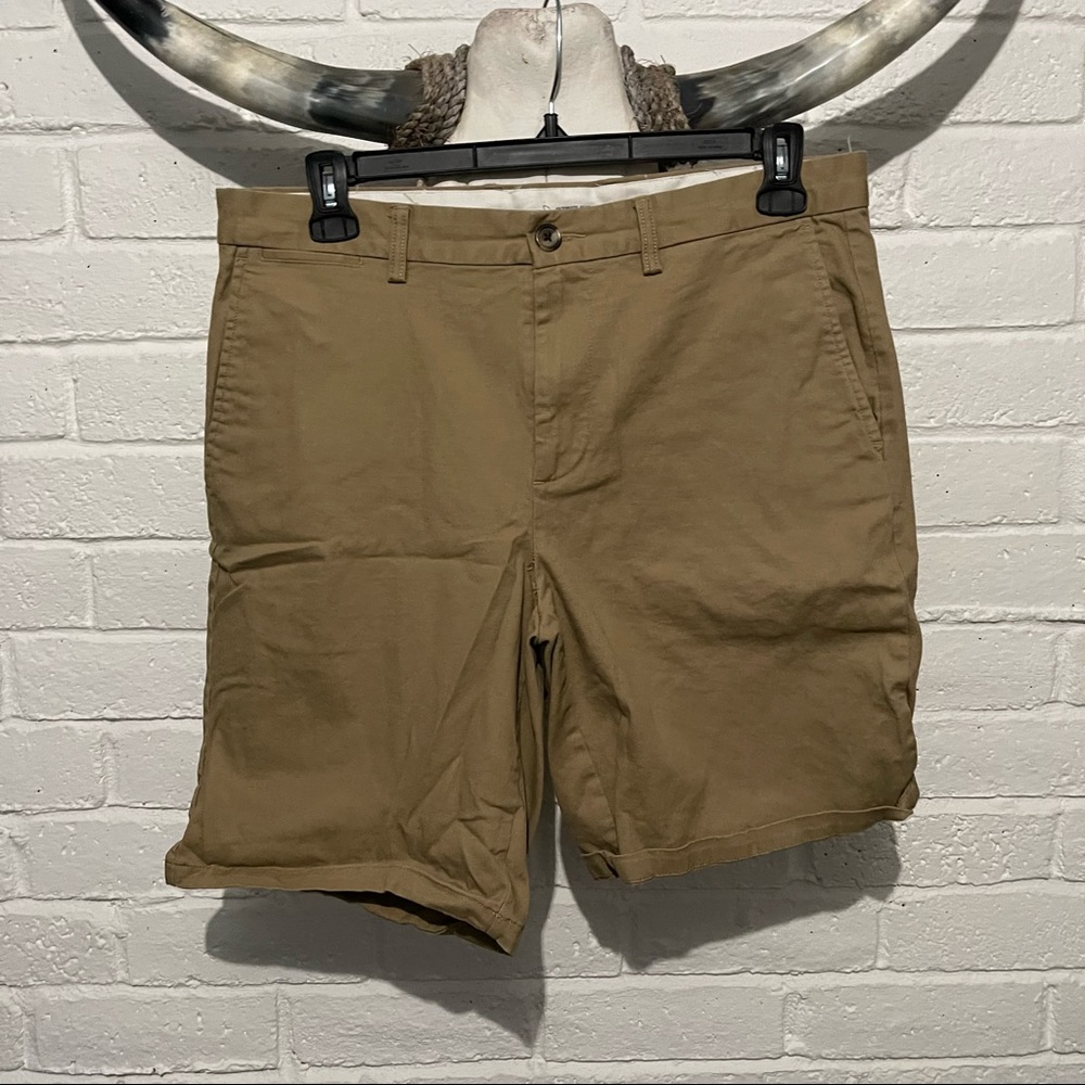 New Never worn Old Navy Ultimate slim built in flex shorts